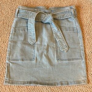 Stretchy denim skirt with belt. Size S